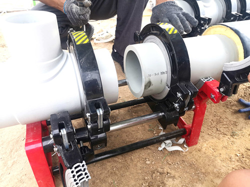 第二步將需要焊接的接頭固定在另一側(cè) 與管體接口平型垂直對(duì)齊